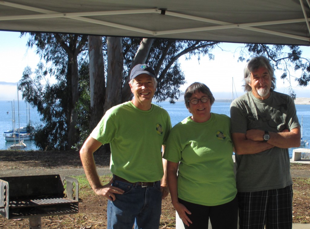 Club members stand ready to help volunteers get started with the picnic and pickup event. 